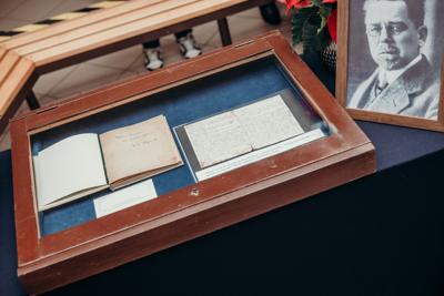 Oryginał listu Reymonta i książka z jego autografem