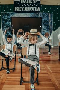 Występ taneczny chłopców