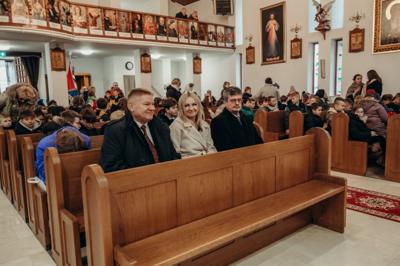 Władze Gminy i Uczniowie w kościele