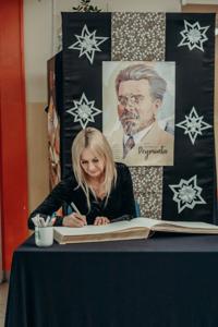 Pani Burmistrz wpisuje się do księgi pamiątkowej