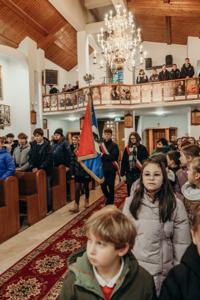 Poczet honorowy wprowadzany do kościoła