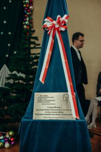 Pamiątkowa tablica gotowa do odsłonięcia