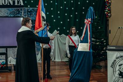 Poświęcenie tablicy pamiątkowej przez Księdza Proboszcza