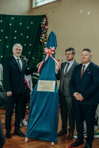 Odsłonięcie tablicy pamiątkowej przez Pana Kuratora, Pana Burmistrza i Pana Przewodniczącego Rady Miejskiej