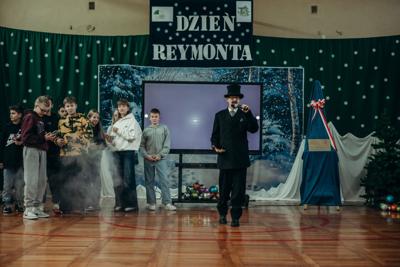 Występy – uczeń przebrany za Reymonta, grupa młodzieży