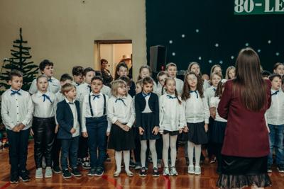 Występ chóru szkolnego