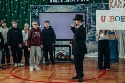 Występy – uczeń przebrany za Reymonta, grupa młodzieży