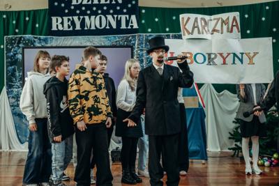 Występy – uczeń przebrany za Reymonta, grupa młodzieży