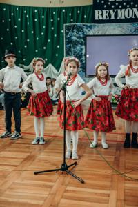 Śpiewa i tańczy zespół Mały Reymont z MCK w Tuszynie