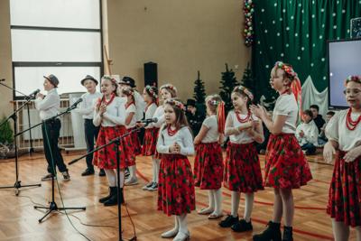 Śpiewa i tańczy zespół Mały Reymont z MCK w Tuszynie