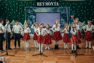 Śpiewa i tańczy zespół Mały Reymont z MCK w Tuszynie