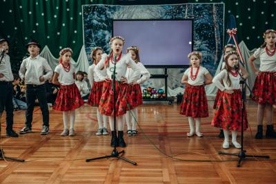 Śpiewa i tańczy zespół Mały Reymont z MCK w Tuszynie