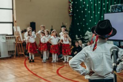 Śpiewa i tańczy zespół Mały Reymont z MCK w Tuszynie