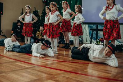 Śpiewa i tańczy zespół Mały Reymont z MCK w Tuszynie