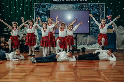 Śpiewa i tańczy zespół Mały Reymont z MCK w Tuszynie