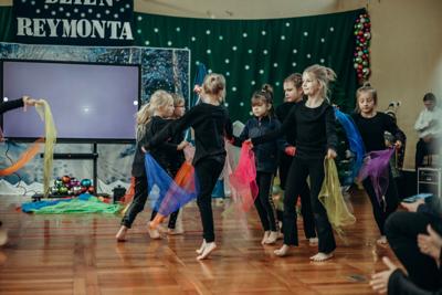 Występ tańczących dziewczynek