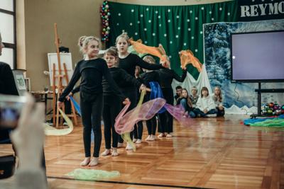 Występ tańczących dziewczynek