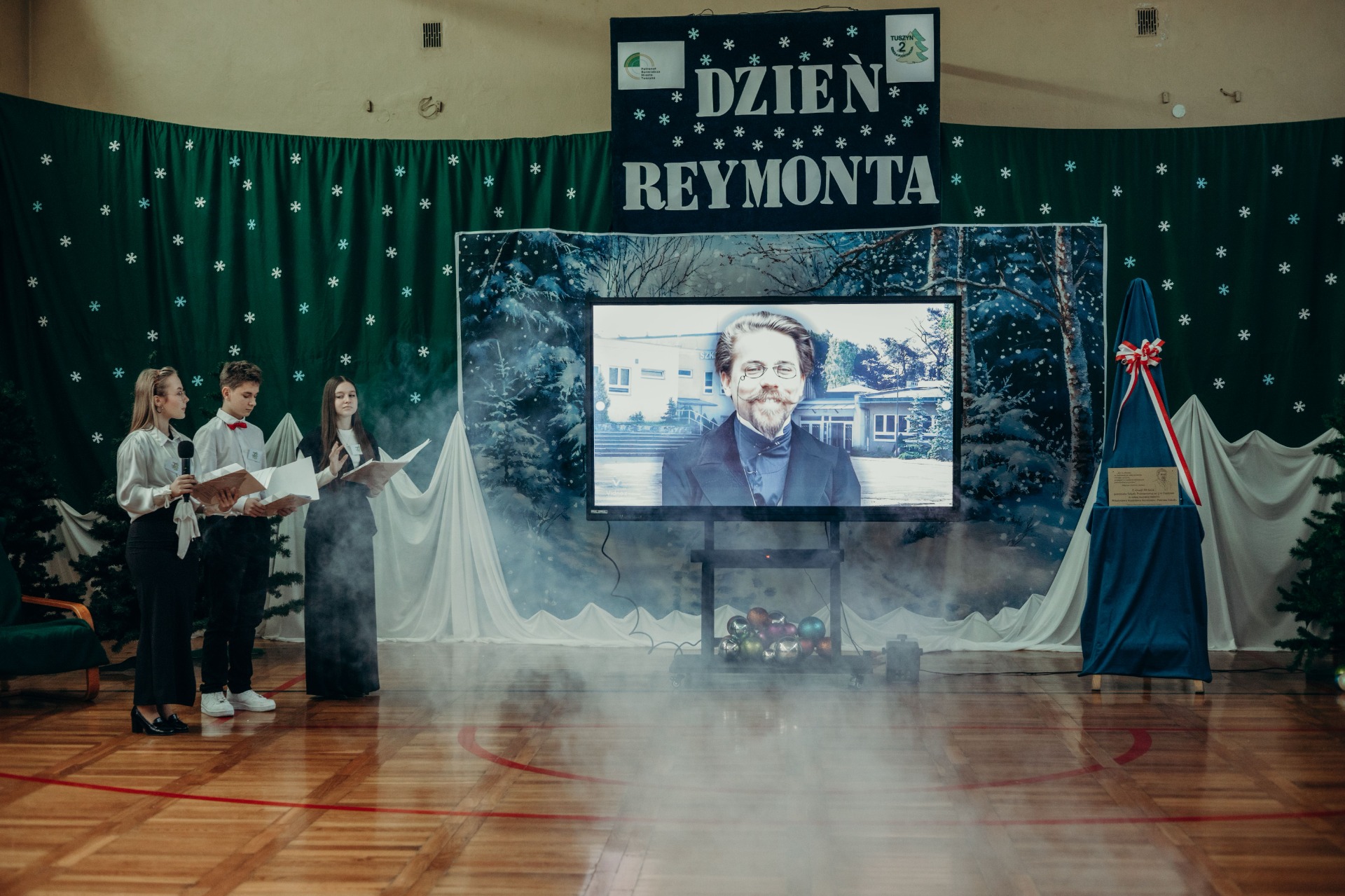 Początek występów – Uczniowie prowadzący i interaktywny Reymont na monitorze