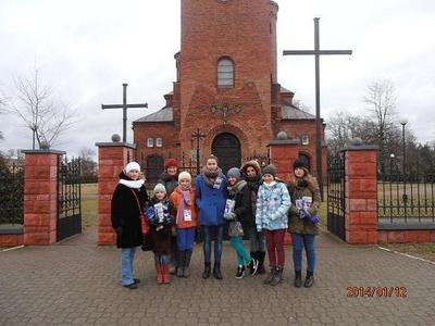 Uczniowie Ola Górka, Anita Uzar, Kasia Nowocień, Wiktoria Dziura, Zuzia Bielec, Agata Figura wraz z opiekunami w czasie kwesty we Wsoli 