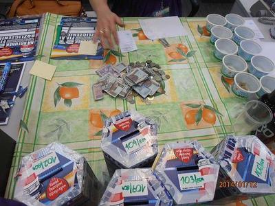 Przeliczanie zebranych pieniążków w Sztabie 22 Finału WOŚP w Radomiu