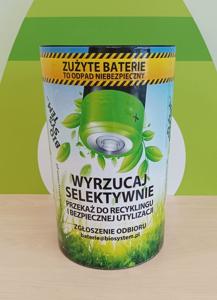 Na zdjęciu jest puszka do zbiórki selektywnej