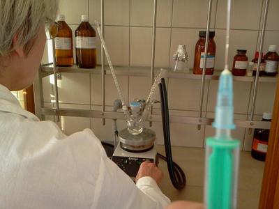 przeprowadzanie reakcji chlorku lauroilu z p-nitrofenolem
