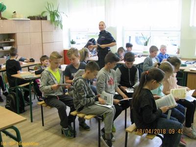 Dnia 18.04.2018 r. w klasach 4-7 odbyły się prelekcje prowadzone przez przedstawicieli Policji z Krakowa. Prelekcje odbyły się w każdej klasie i dotyczyły zagadnień bezpieczeństwa dzieci zarówno w świecie realnym jak i w świecie wirtualnym. Poruszone więc były kwestie bezpieczeństwa dzieci w ruchu drogowym, w zachowaniu się w szkole i nie tylko a także zagadnienia związane z bezpieczeństwem w Internecie. Dzieci otrzymały ulotki dotyczące omawianych zagadnień oraz elementy odblaskowe.