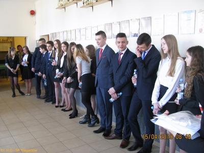 Uczniowie kl. 8 przed egzaminem.