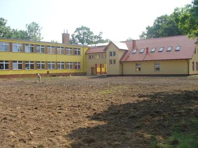 przygotowanie boiska przy szkole