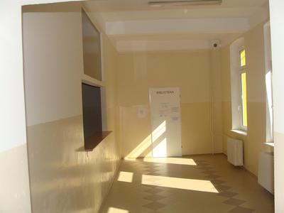 nasza szatnia oraz wejście do multimedialnego centrum bibliotecznego