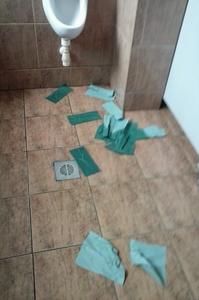 bo ręczniki papierowe i papier toaletowy to produkty niektórym chyba zupełnie obce, bo po zdjęciach widać, że nie wiedzą do czego służą...