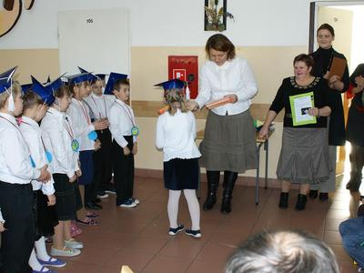 Uroczyste pasowanie na uczniów szkoły podstawowej-2 XI 2009 r.