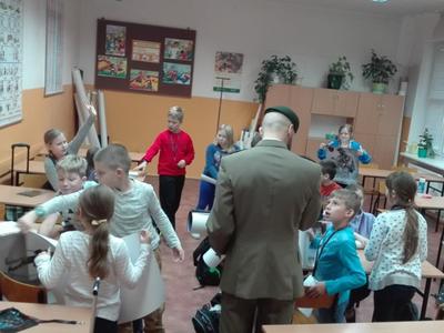 Lekcja patriotyzmu w klasie 4d przeprowadzona przez tatę ucznia - żołnierza