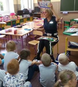 Zajęcia z przedstawicielem policji z WRD w Toruniu- Bezpieczna droga do szkoły