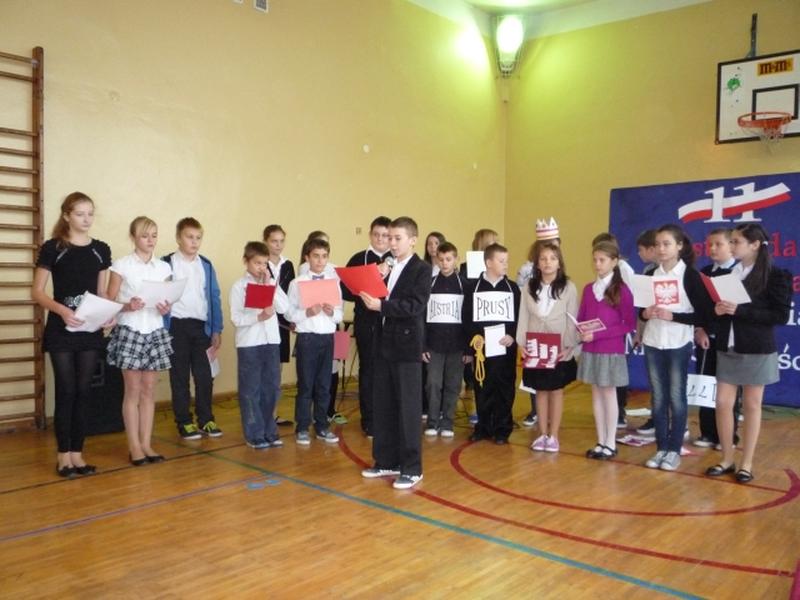 Uczniowie klas 4, 5 i 6 słowem i piosenką przypomnieli nam jak wiele poświecili nasi przodkowie abyśmy dziś mogli żyć w wolnej i niepodległej Polsce.