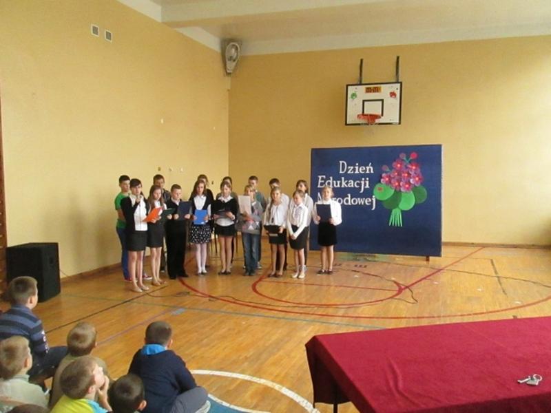 Uroczystą akademię przygotowały klasy IV i V