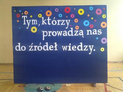 PANI JOLANTA MAZUREK ORAZ UCZNIOWIE KLAS 2-6 PRZYGOTOWALI PRZEPIĘKNĄ AKADEMIĘ Z OKAZJI DNIA EDUKACJI NARODOWEJ. 