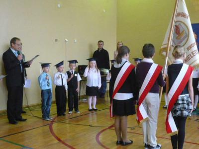 "Ślubuję być dobrym Polakiem, dbaćo dobre imię swojej klasy 
i szkoły. Będę uczyć się pilnie jak kochać Ojczyznę. Ślubujębyć dobrym kolegą. Swym zachowaniem i nauką sprawiać radość rodzicom i nauczycielom."  