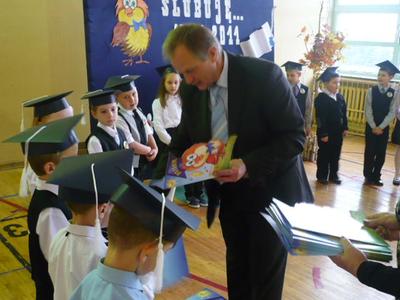 Pan Dyrektor wręczył uczniom klasy pierwszejpamiątkowe dyplomy.
