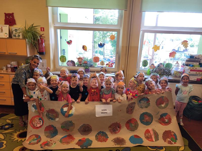 ,,Międzynarodowy Dzień Kropki" jest obchodzony na całym świecie 15 września. Jest to święto, które ma na celu pobudzać kreatywność , pomysłowość , talent oraz wiarę w swoje możliwości. Dzieci oraz panie tego dnia przyszli ubrani w grochy, kropki, kropeczki. Świętowanie rozpoczęli od zapoznania się z Vashti. Tygryski również potrafiły pokazać swój talent malarski ....