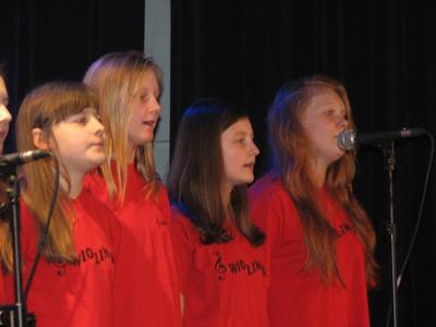 Uczennice naszej szkoły również reprezentowały GOK w Tomicach śpiewając i grając w zespole "Wiolinki"