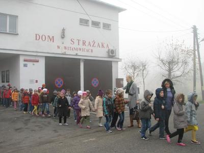 Bezpieczne przejście do budynku szkoły