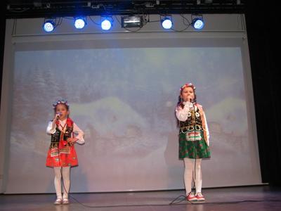 Natalia Janicka i Martyna Skrzyńska z kl. II - zdobywcy I miejsca w kategorii duety