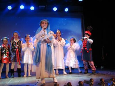 kolędnicy z kl. II - zdobywcy wyróżnienia w kategorii zespoły