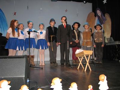 Uczniowie kl. III - zdobywcy II miejsca w kategorii zespołów kl. I - III