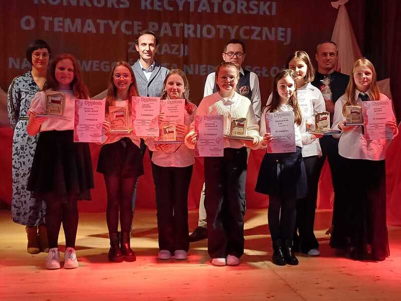  Zdjęcie pamiątkowe uczennic z ZSP w Witanowicach na konkursie  -GOK w Tomicach 