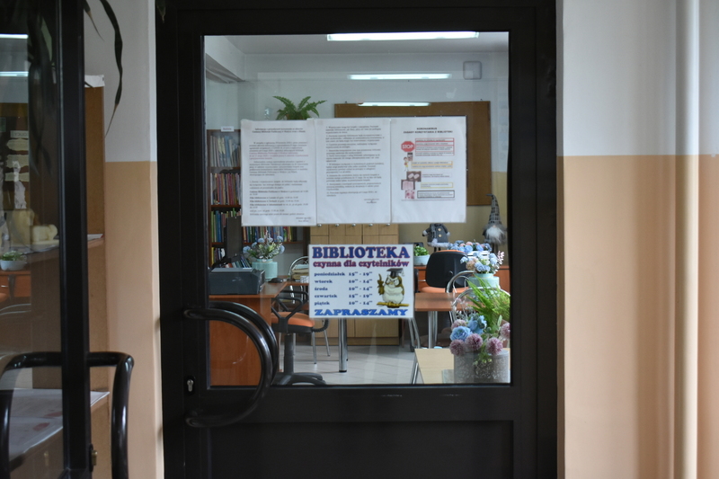 Wejście do Biblioteki dla uczniów ze strony szkoły