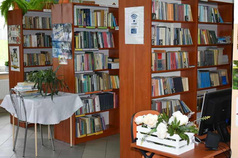 Sala biblioteczna ze zbiorami