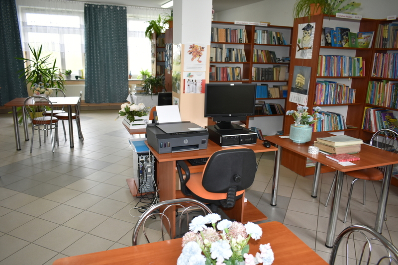 Sala biblioteczna ze zbiorami