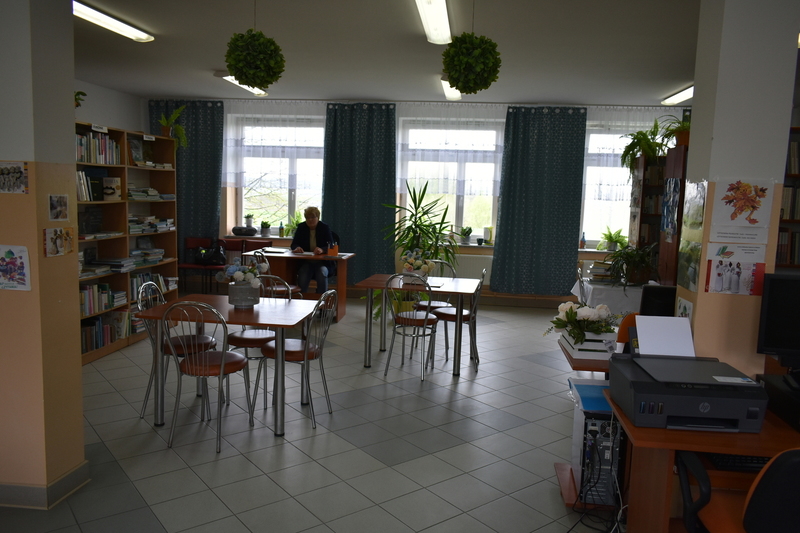 Sala biblioteczna ze zbiorami